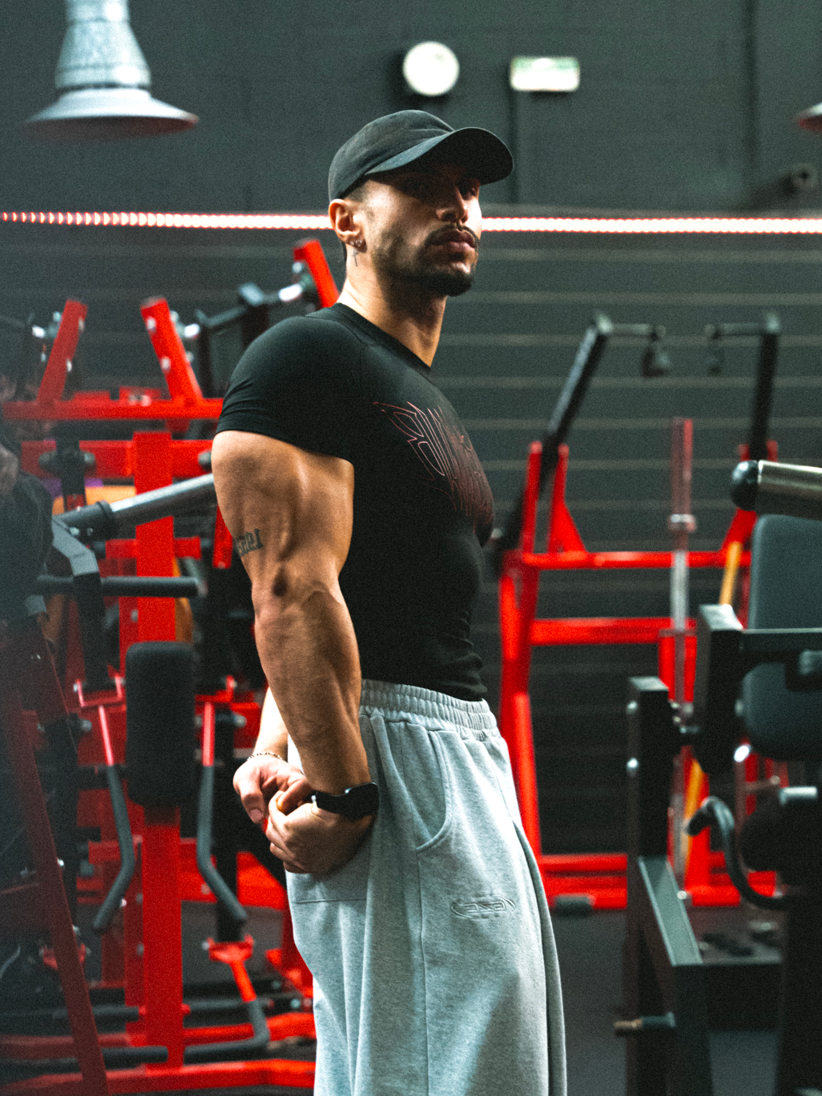 AURA COMPRESS TEE - BLACK/RED